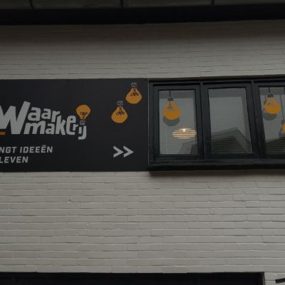 gevel met logo van de Waarmakerij in Raalte